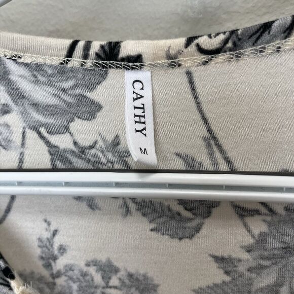 Cathy | Cream & Black Soft Floral Button Short Sleeve V-neck Top Medium Prairie - Picture 3 of 5